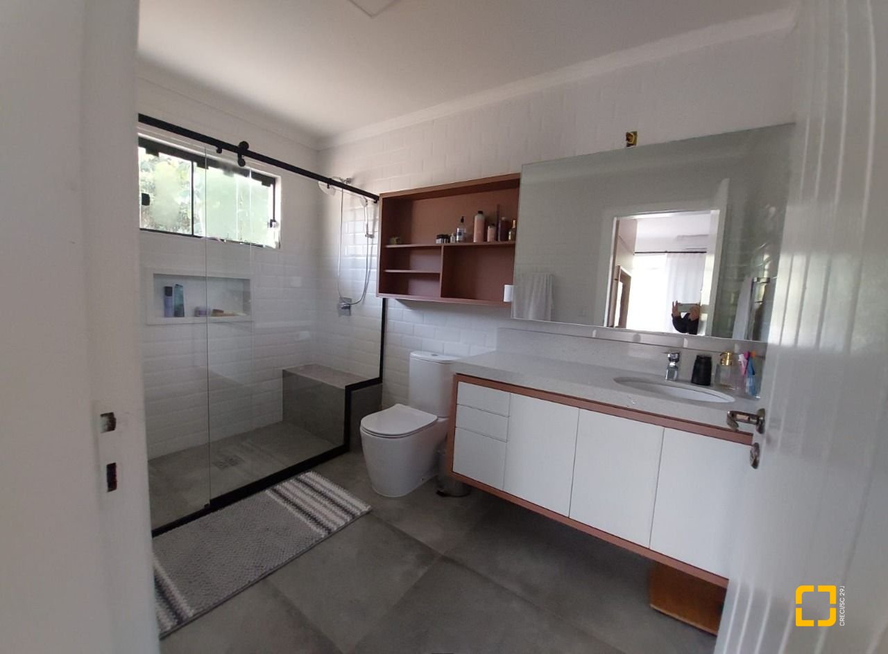 Casa com 350m², 4 quartos (sendo 4 suítes), 8 garagens, no bairro Rio Vermelho em Florianópolis