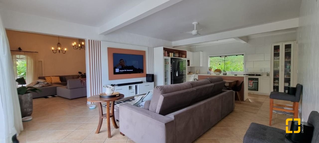 Casa com 350m², 4 quartos (sendo 4 suítes), 8 garagens, no bairro Rio Vermelho em Florianópolis