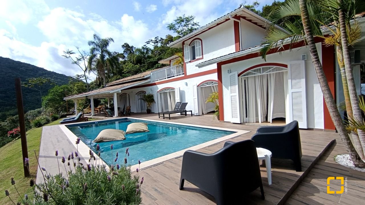 Casa com 350m², 4 quartos (sendo 4 suítes), 8 garagens, no bairro Rio Vermelho em Florianópolis