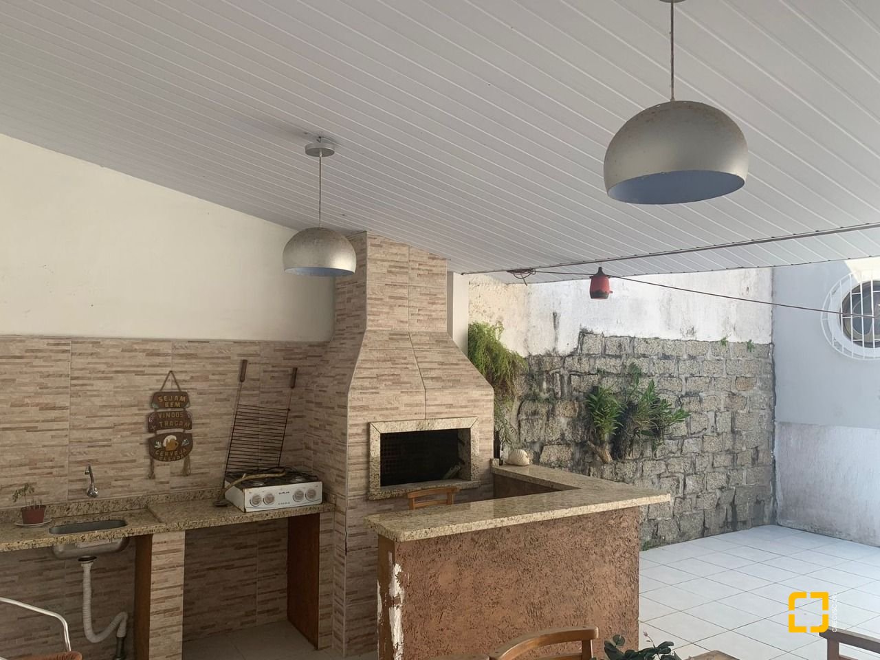 Casa com 240m², 4 quartos (sendo 1 suíte), 2 garagens, no bairro Coqueiros em Florianópolis