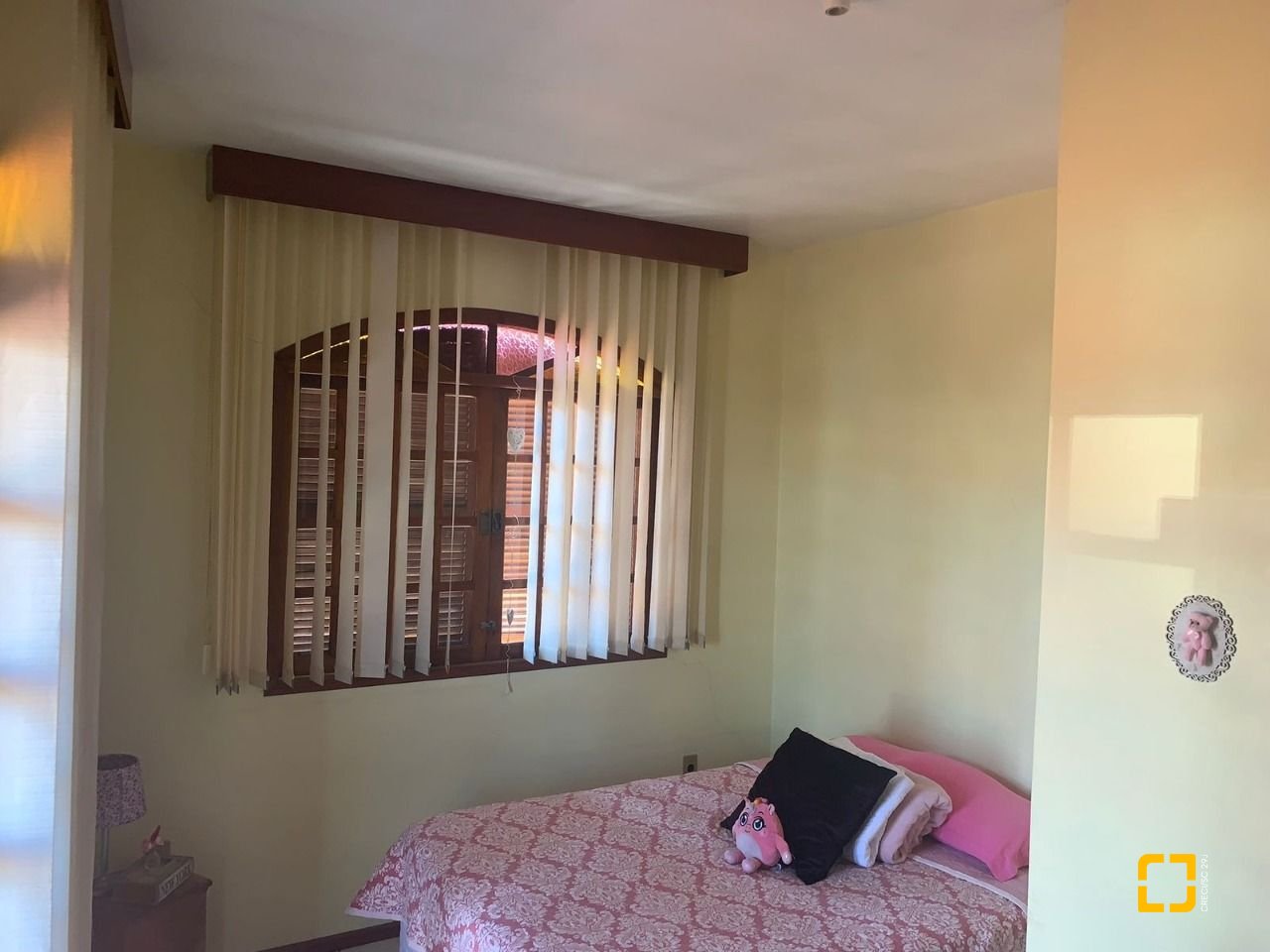 Casa com 240m², 4 quartos (sendo 1 suíte), 2 garagens, no bairro Coqueiros em Florianópolis