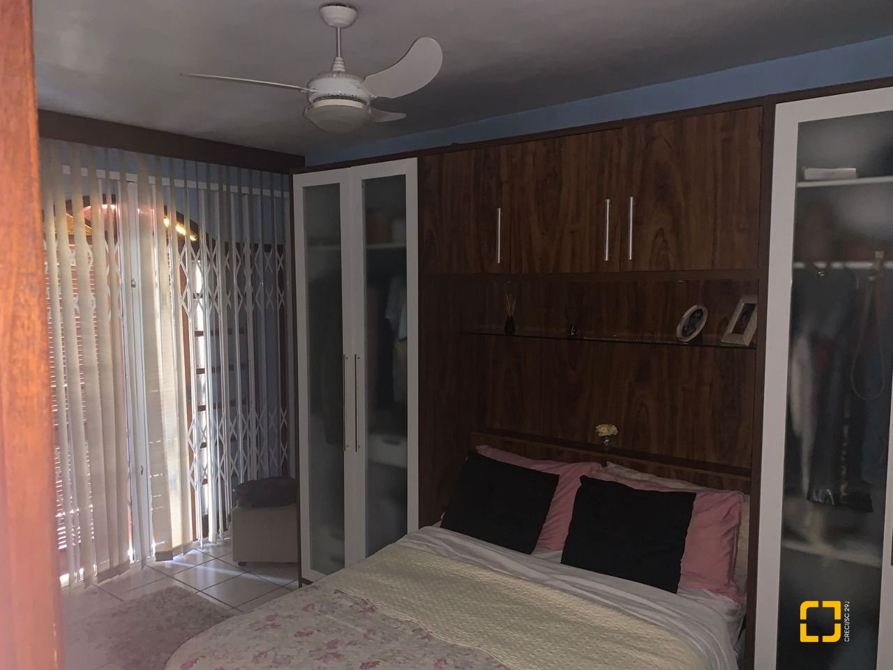 Casa com 240m², 4 quartos (sendo 1 suíte), 2 garagens, no bairro Coqueiros em Florianópolis