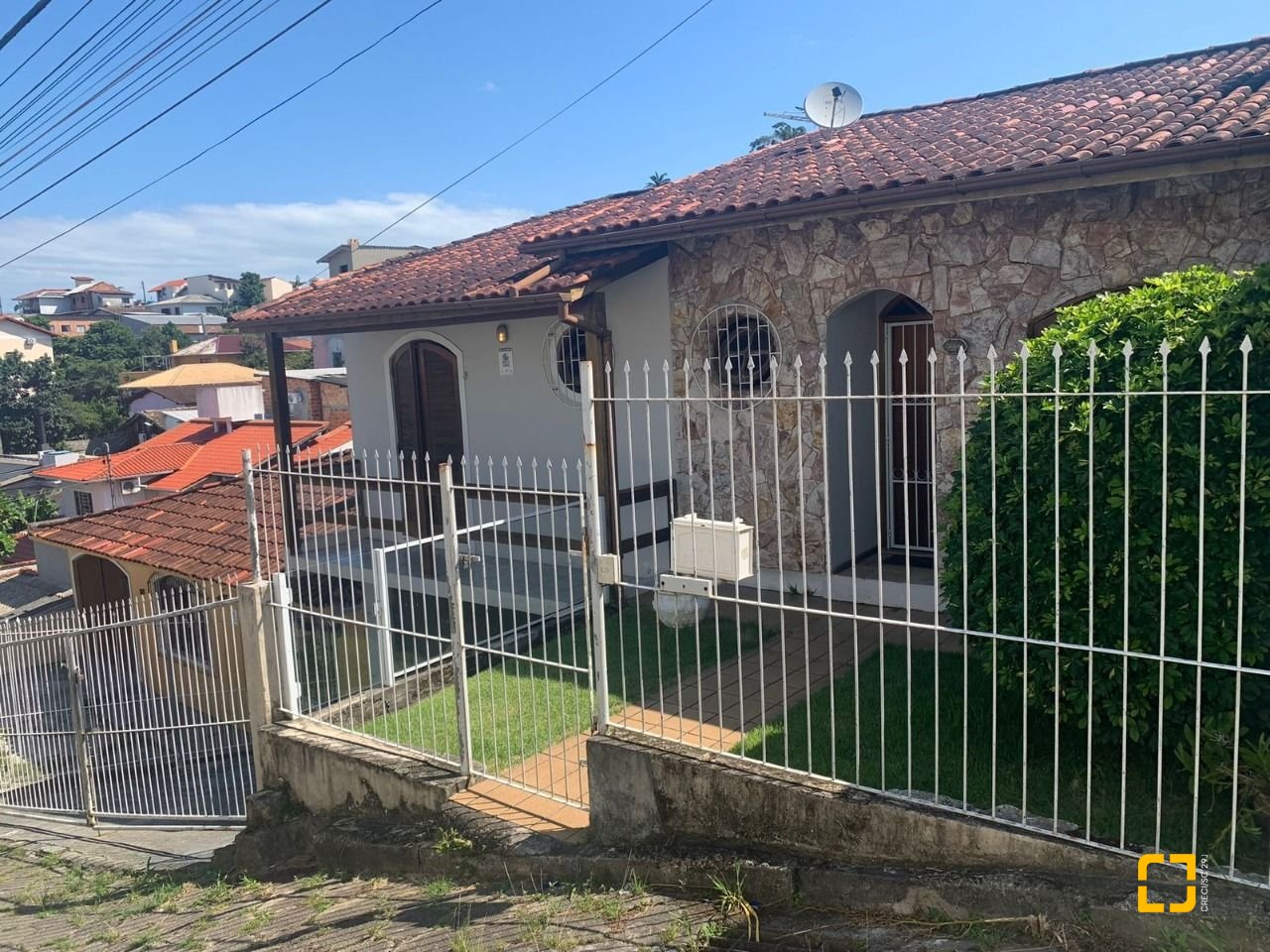 Casa com 240m², 4 quartos (sendo 1 suíte), 2 garagens, no bairro Coqueiros em Florianópolis