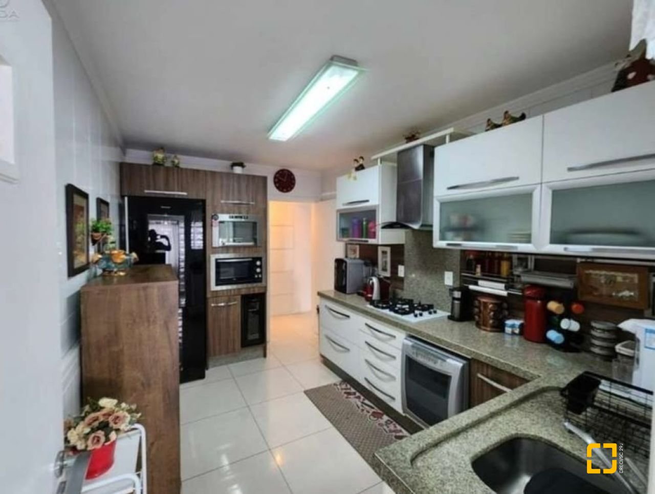 Apartamento com 190m², 4 quartos (sendo 1 suíte), 2 garagens, no bairro Kobrasol em São José