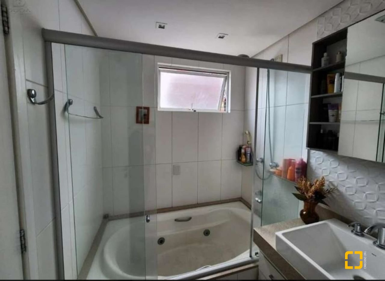 Apartamento com 190m², 4 quartos (sendo 1 suíte), 2 garagens, no bairro Kobrasol em São José