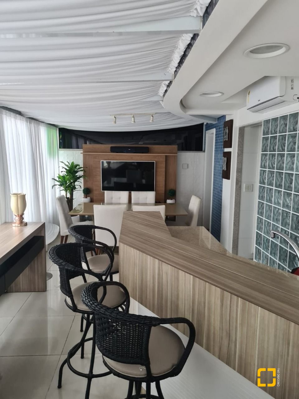 Apartamento com 190m², 4 quartos (sendo 1 suíte), 2 garagens, no bairro Kobrasol em São José
