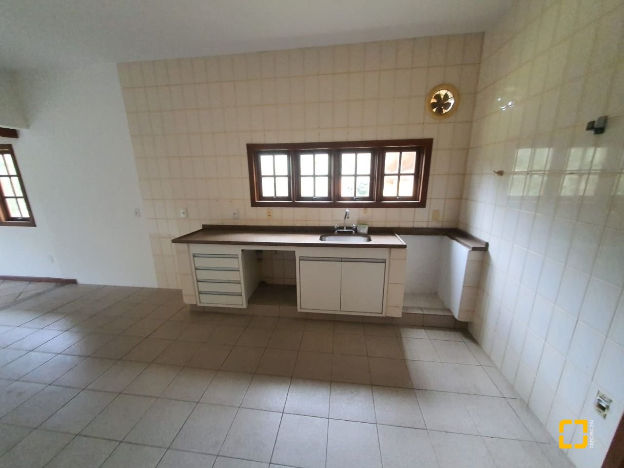 Casa com 350m², 6 quartos (sendo 2 suítes), 4 garagens, no bairro Santo Antônio de Lisboa em Florianópolis