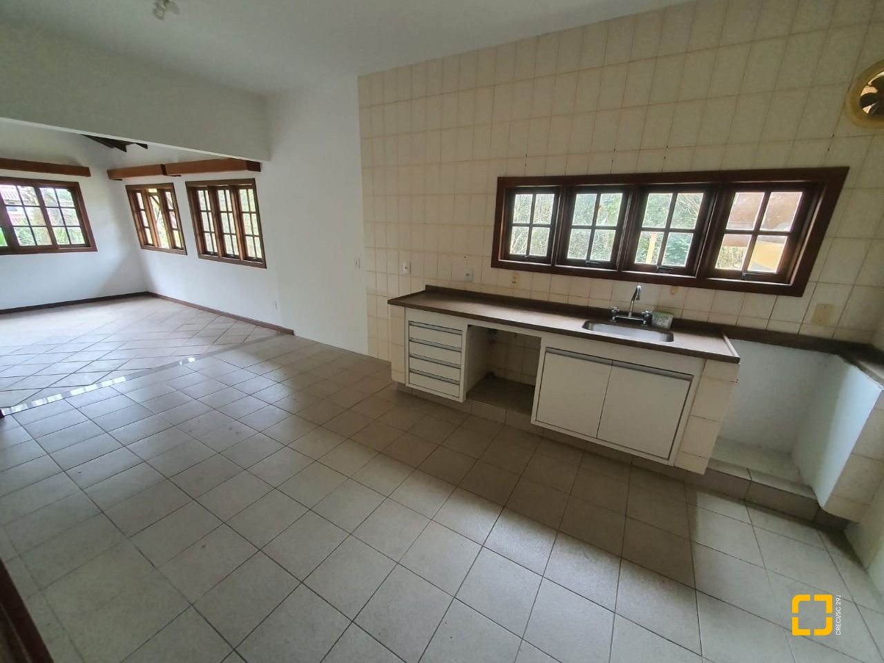 Casa com 350m², 6 quartos (sendo 2 suítes), 4 garagens, no bairro Santo Antônio de Lisboa em Florianópolis