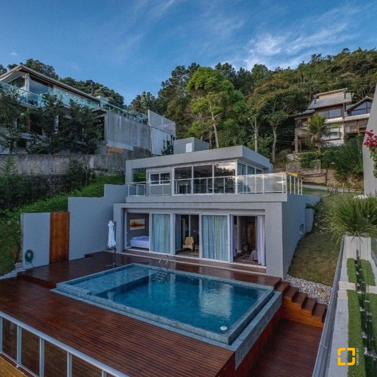 Casa de Condomínio com 680m², 5 quartos (sendo 5 suítes), 6 garagens, no bairro Sambaqui em Florianópolis