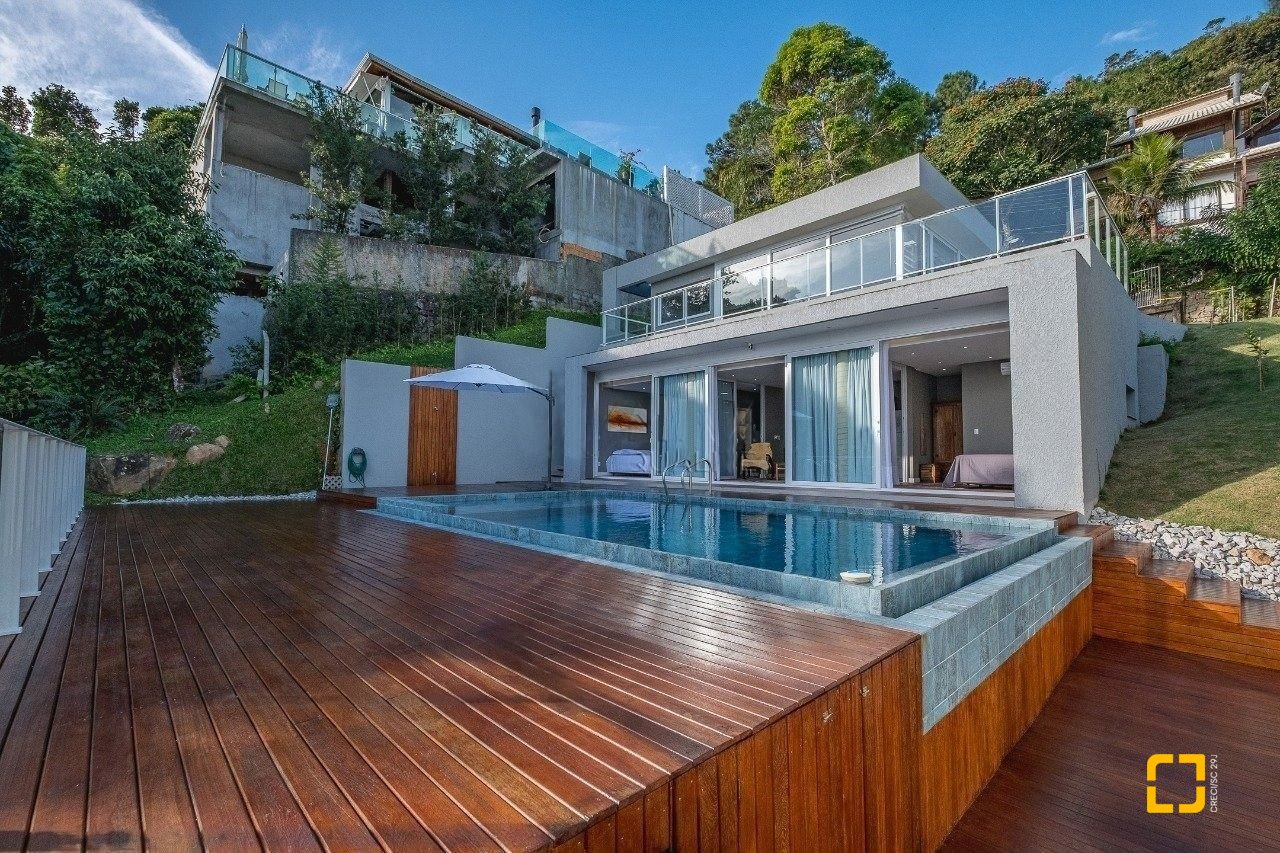 Casa de Condomínio com 680m², 5 quartos (sendo 5 suítes), 6 garagens, no bairro Sambaqui em Florianópolis