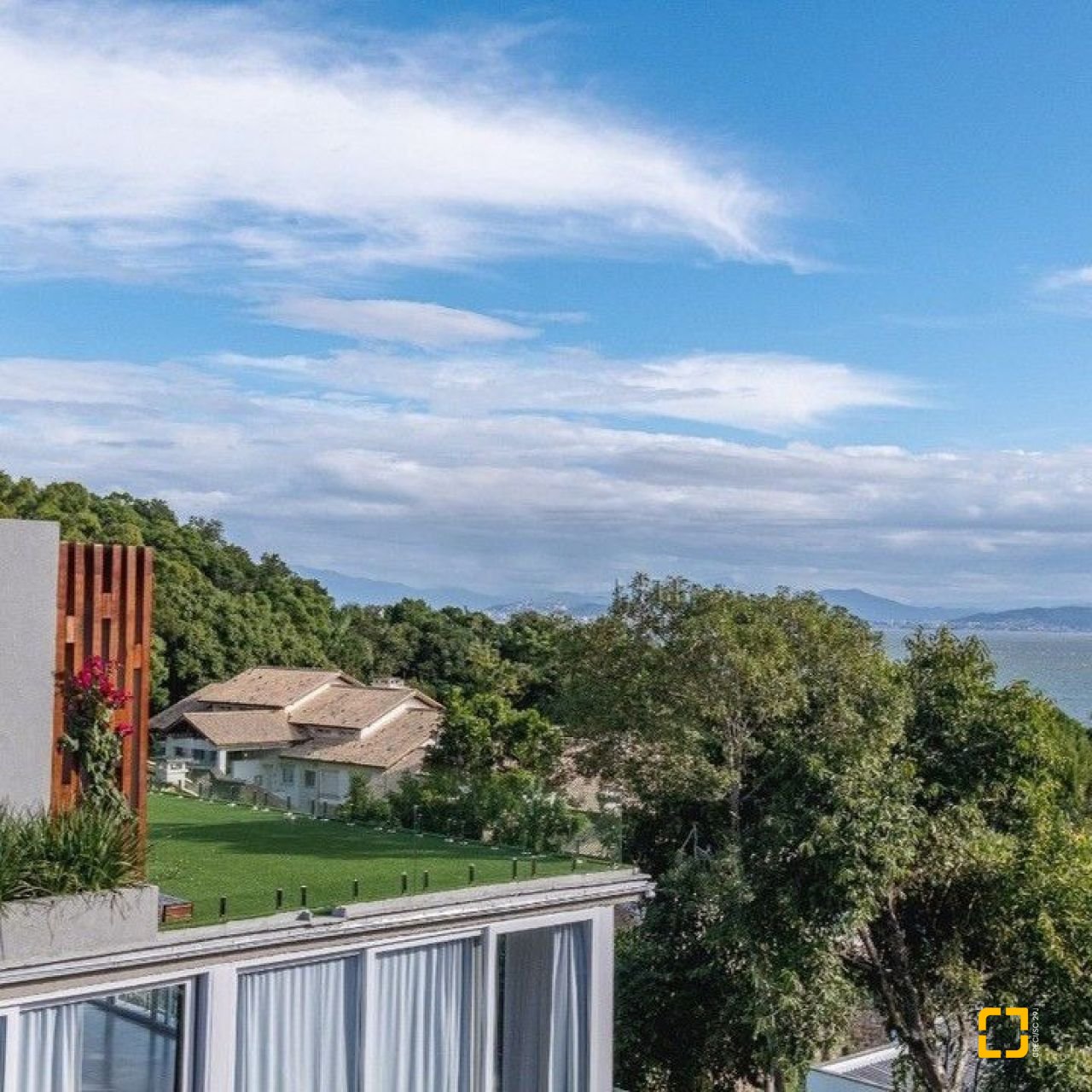 Casa de Condomínio com 680m², 5 quartos (sendo 5 suítes), 6 garagens, no bairro Sambaqui em Florianópolis