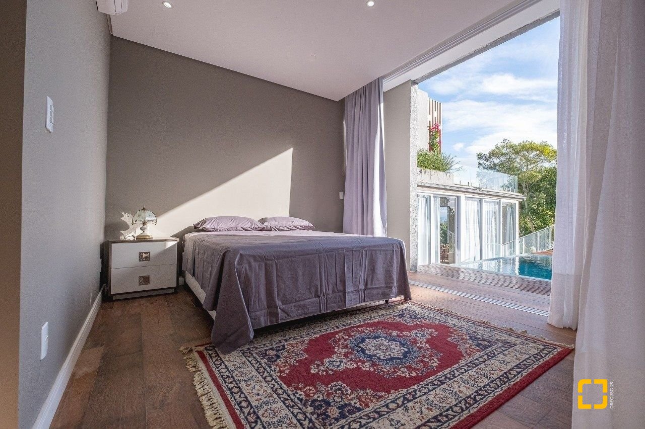 Casa de Condomínio com 680m², 5 quartos (sendo 5 suítes), 6 garagens, no bairro Sambaqui em Florianópolis