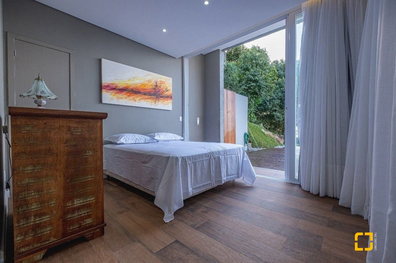 Casa de Condomínio com 680m², 5 quartos (sendo 5 suítes), 6 garagens, no bairro Sambaqui em Florianópolis