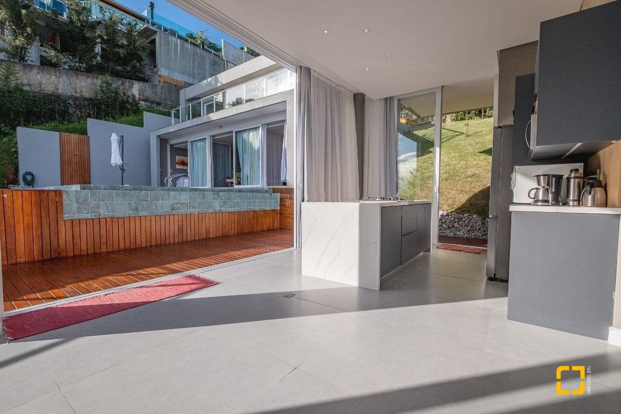 Casa de Condomínio com 680m², 5 quartos (sendo 5 suítes), 6 garagens, no bairro Sambaqui em Florianópolis