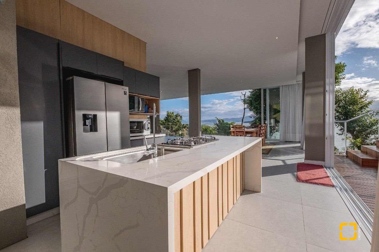 Casa de Condomínio com 680m², 5 quartos (sendo 5 suítes), 6 garagens, no bairro Sambaqui em Florianópolis