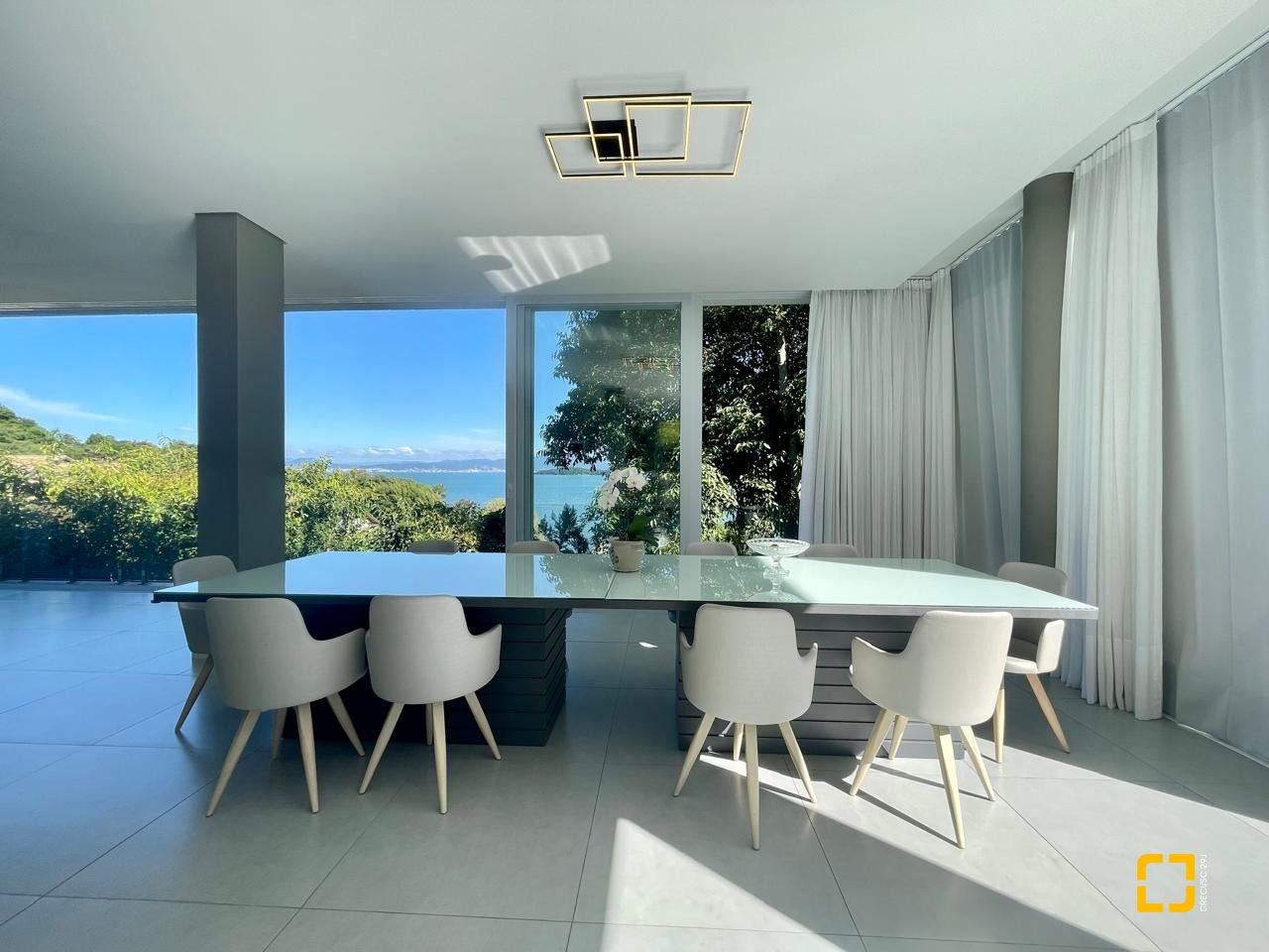 Casa de Condomínio com 680m², 5 quartos (sendo 5 suítes), 6 garagens, no bairro Sambaqui em Florianópolis