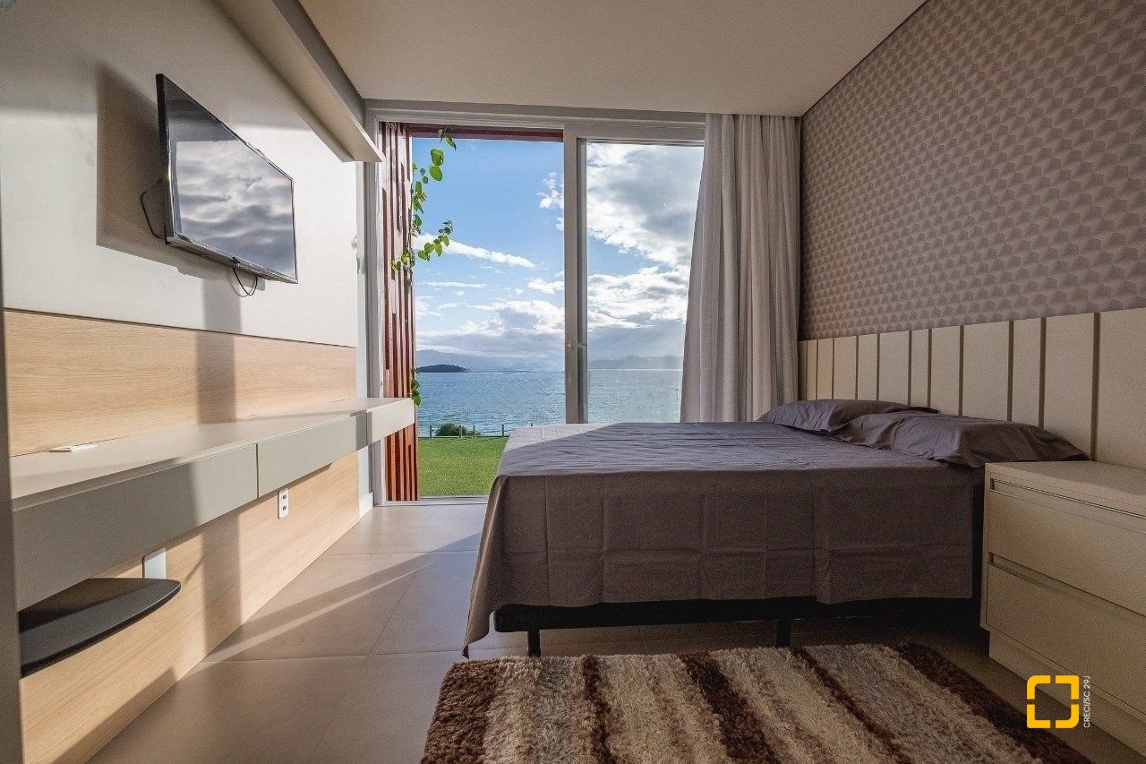 Casa de Condomínio com 680m², 5 quartos (sendo 5 suítes), 6 garagens, no bairro Sambaqui em Florianópolis