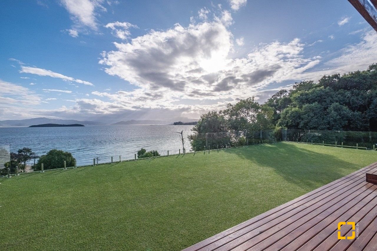 Casa de Condomínio com 680m², 5 quartos (sendo 5 suítes), 6 garagens, no bairro Sambaqui em Florianópolis