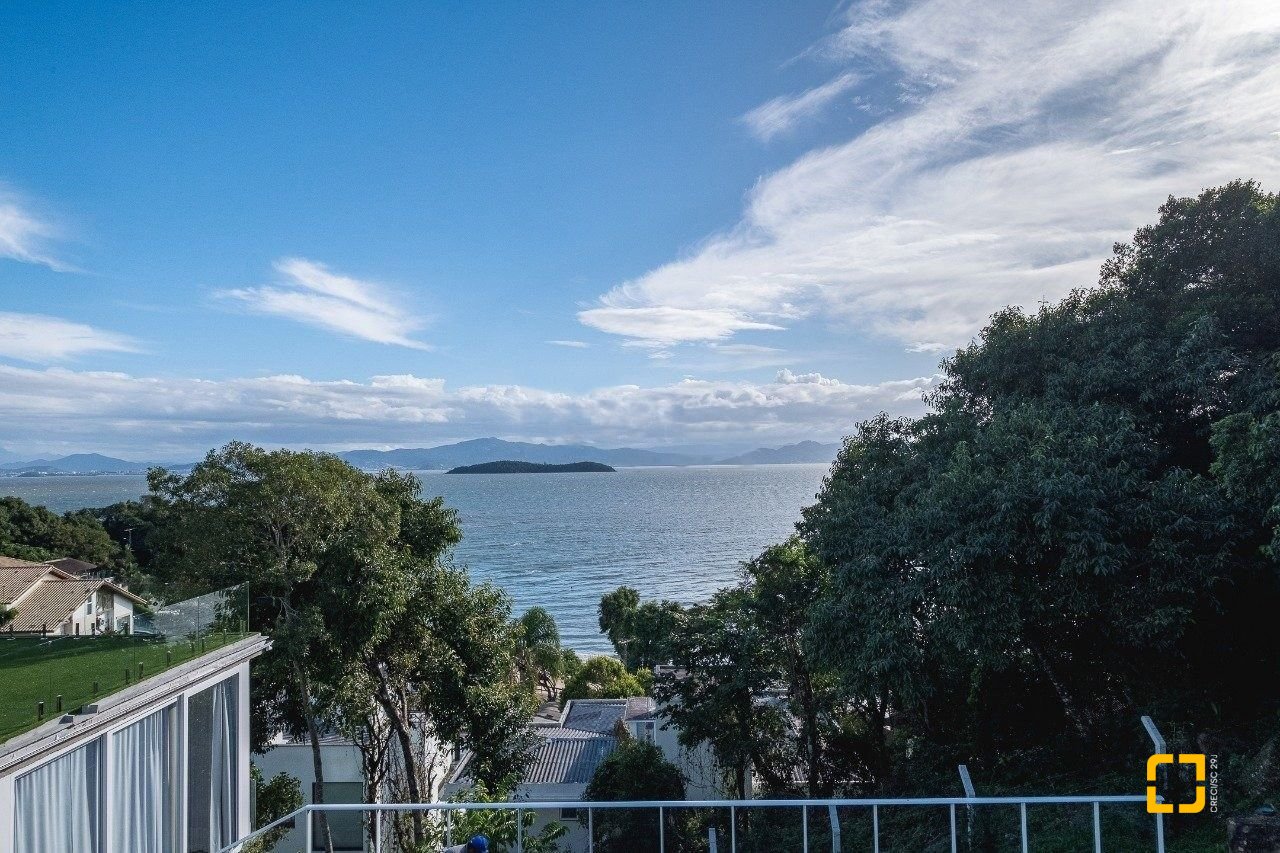 Casa de Condomínio com 680m², 5 quartos (sendo 5 suítes), 6 garagens, no bairro Sambaqui em Florianópolis