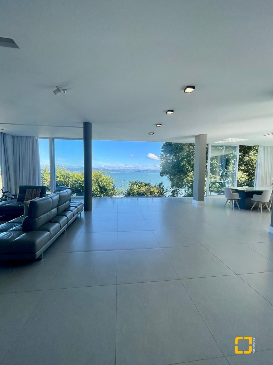 Casa de Condomínio com 680m², 5 quartos (sendo 5 suítes), 6 garagens, no bairro Sambaqui em Florianópolis