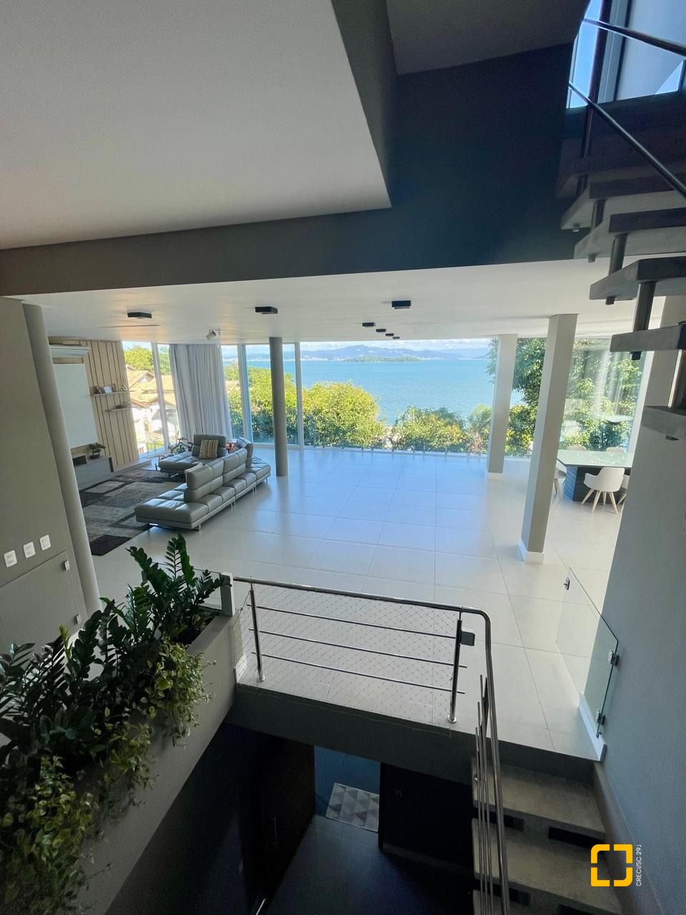 Casa de Condomínio com 680m², 5 quartos (sendo 5 suítes), 6 garagens, no bairro Sambaqui em Florianópolis