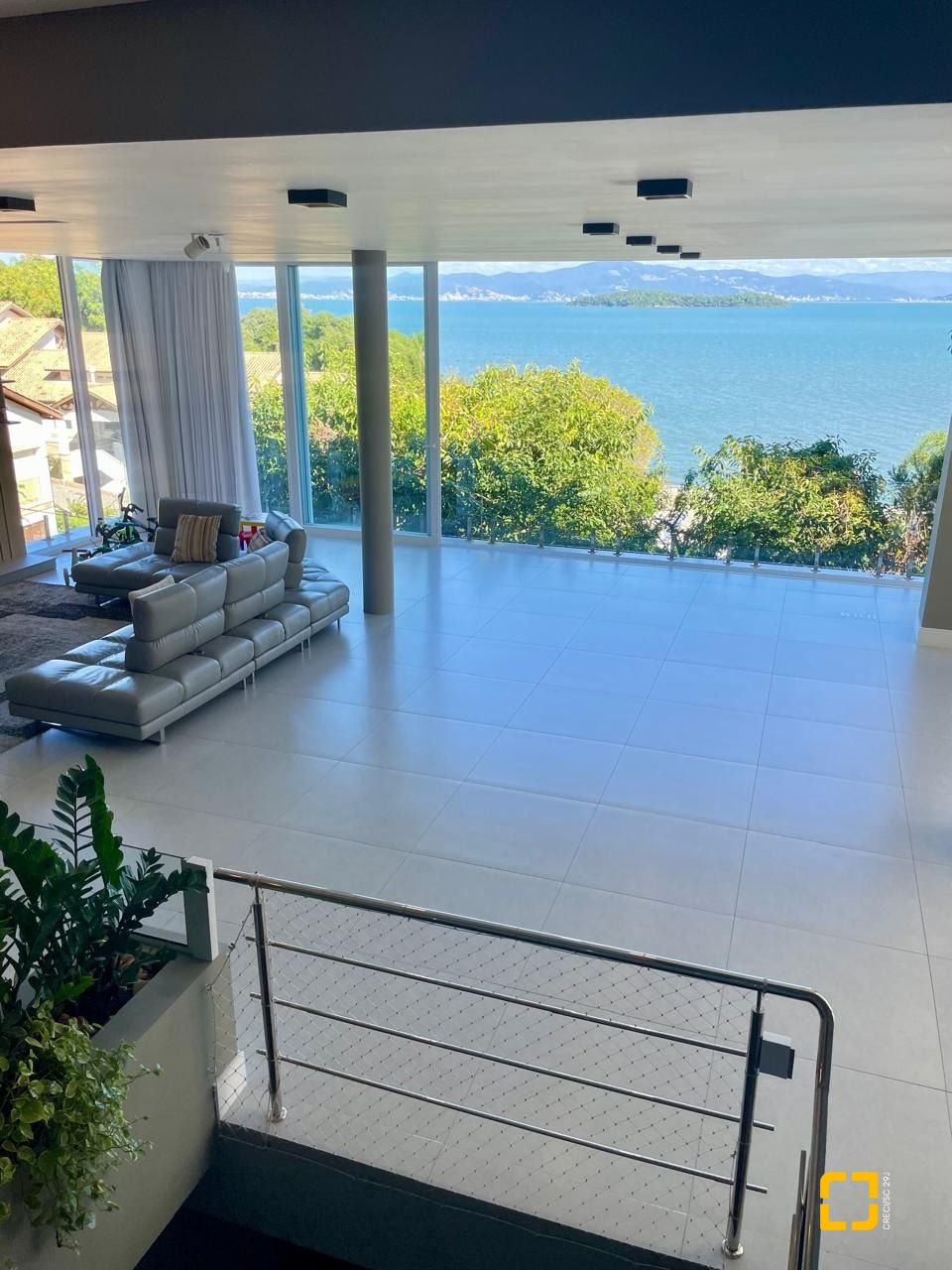 Casa de Condomínio com 680m², 5 quartos (sendo 5 suítes), 6 garagens, no bairro Sambaqui em Florianópolis