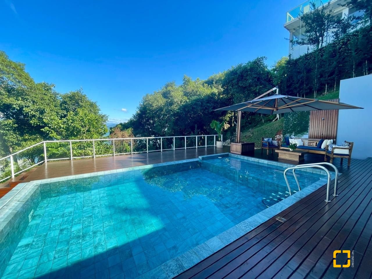 Casa de Condomínio com 680m², 5 quartos (sendo 5 suítes), 6 garagens, no bairro Sambaqui em Florianópolis
