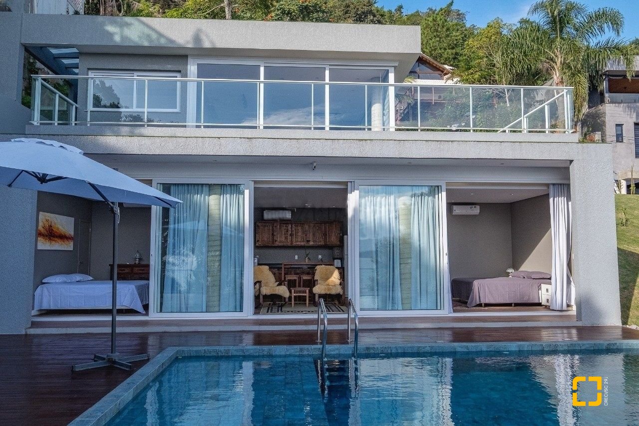Casa de Condomínio com 680m², 5 quartos (sendo 5 suítes), 6 garagens, no bairro Sambaqui em Florianópolis