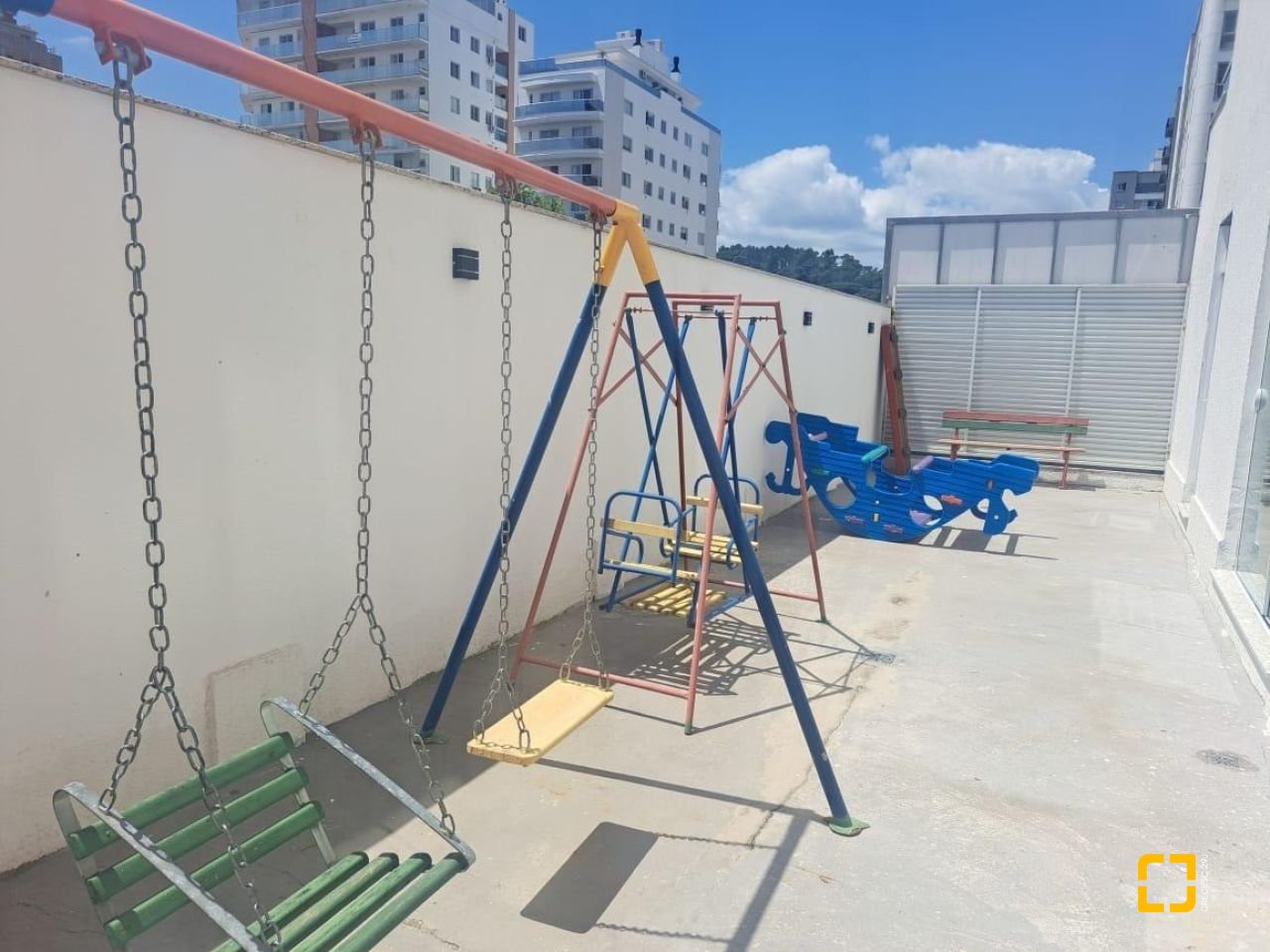 Apartamento com 61m², 3 quartos (sendo 1 suíte), 2 garagens, no bairro Pedra Branca em Palhoça