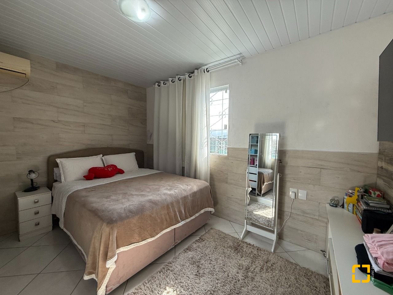Casa com 112m², 3 quartos, 2 garagens, no bairro Ipiranga em São José