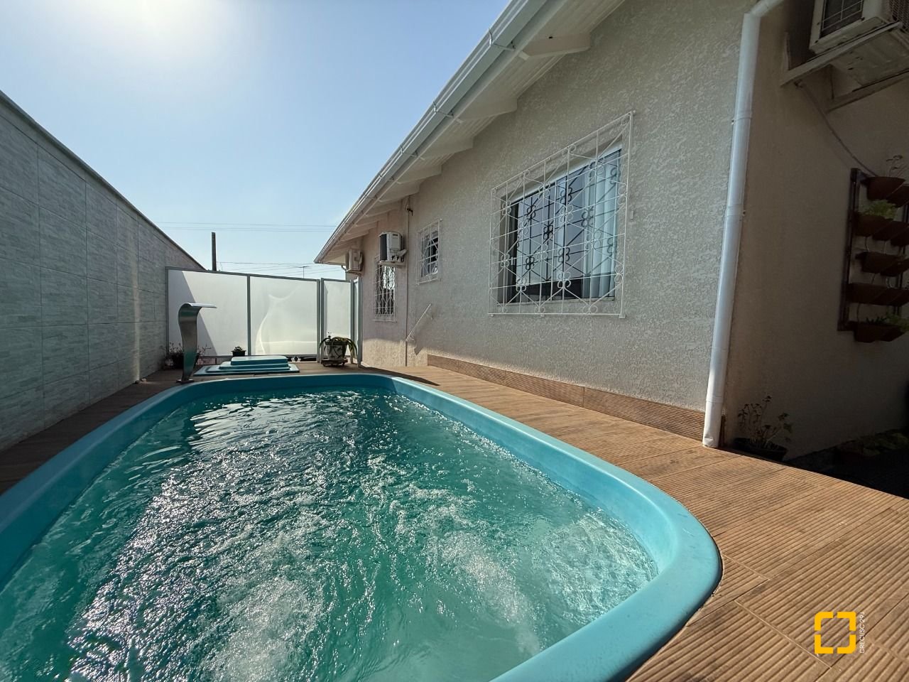 Casa com 112m², 3 quartos, 2 garagens, no bairro Ipiranga em São José