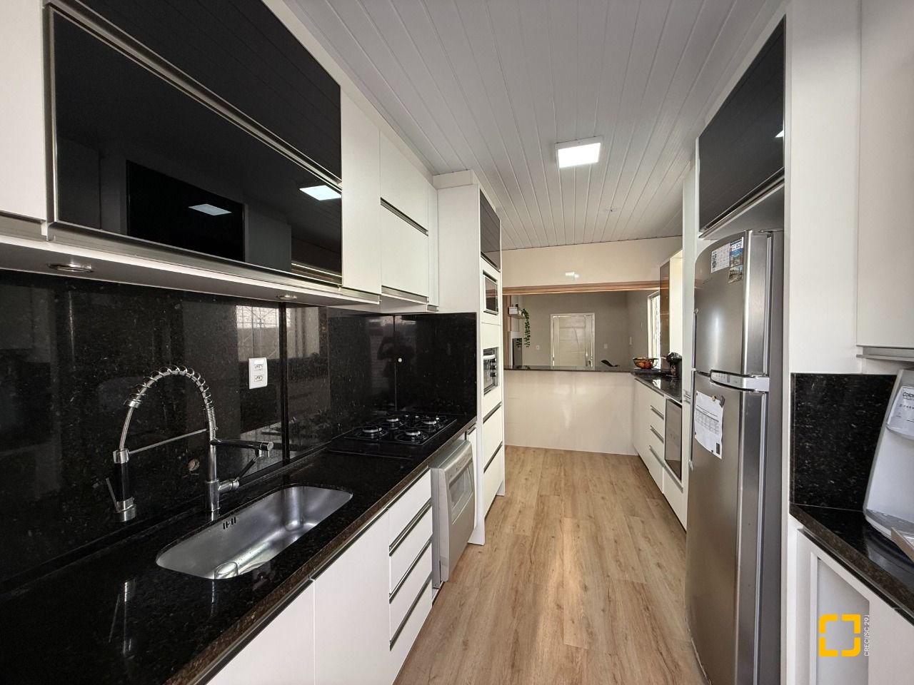 Casa com 112m², 3 quartos, 2 garagens, no bairro Ipiranga em São José