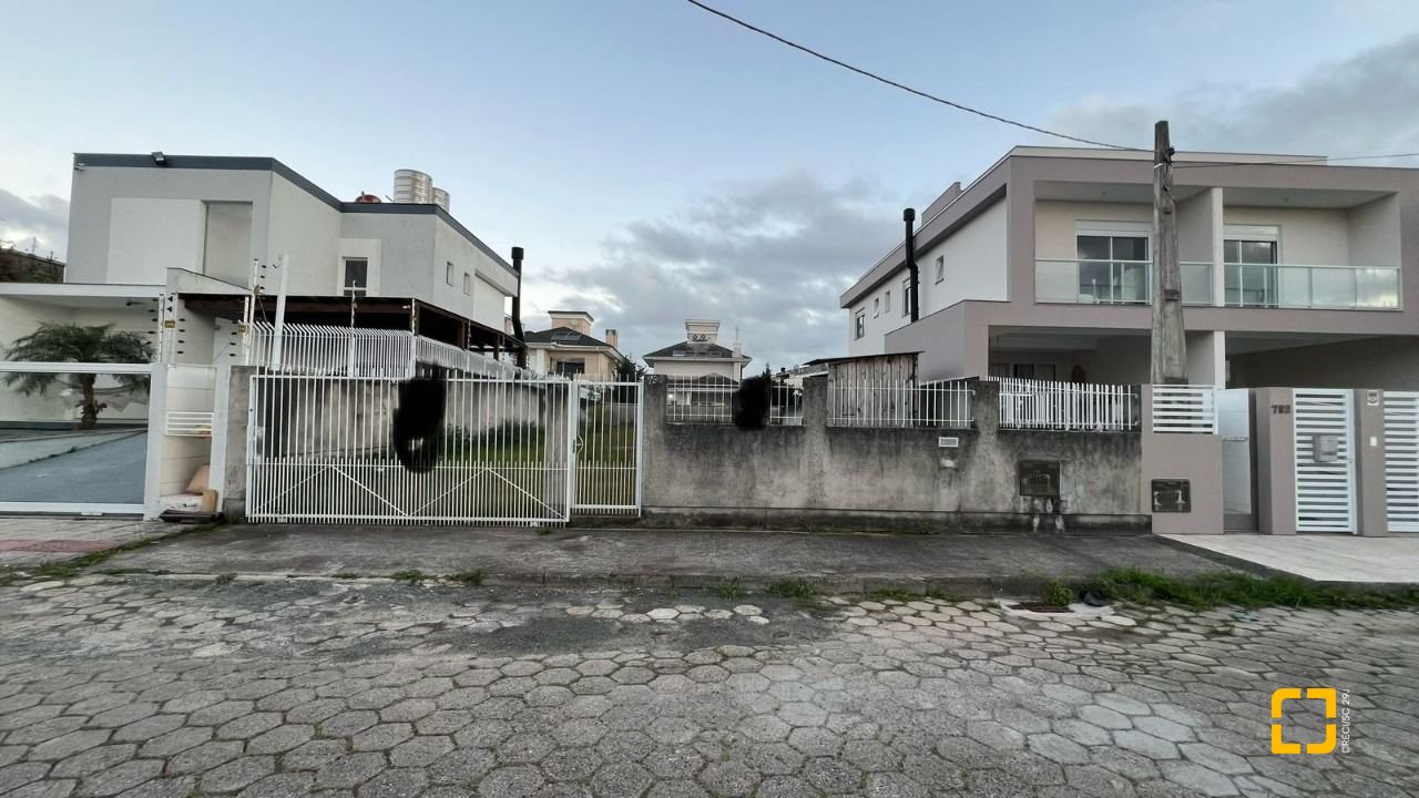Terreno com 360m², no bairro Carianos em Florianópolis