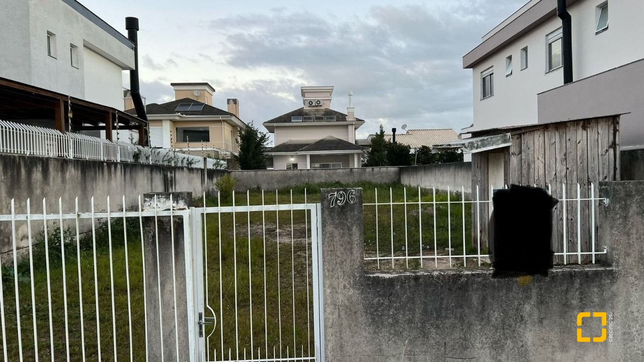 Terreno com 360m², no bairro Carianos em Florianópolis