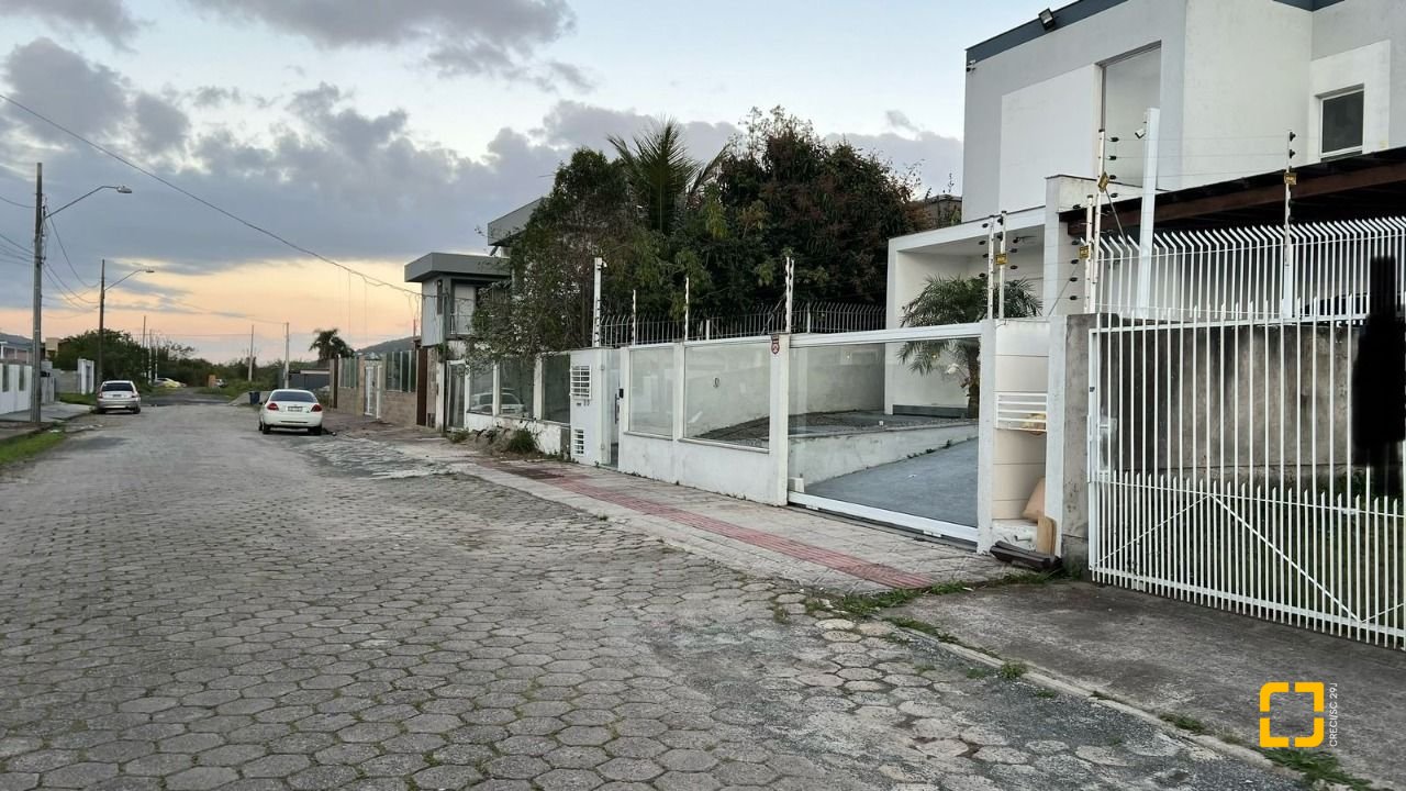 Terreno com 360m², no bairro Carianos em Florianópolis