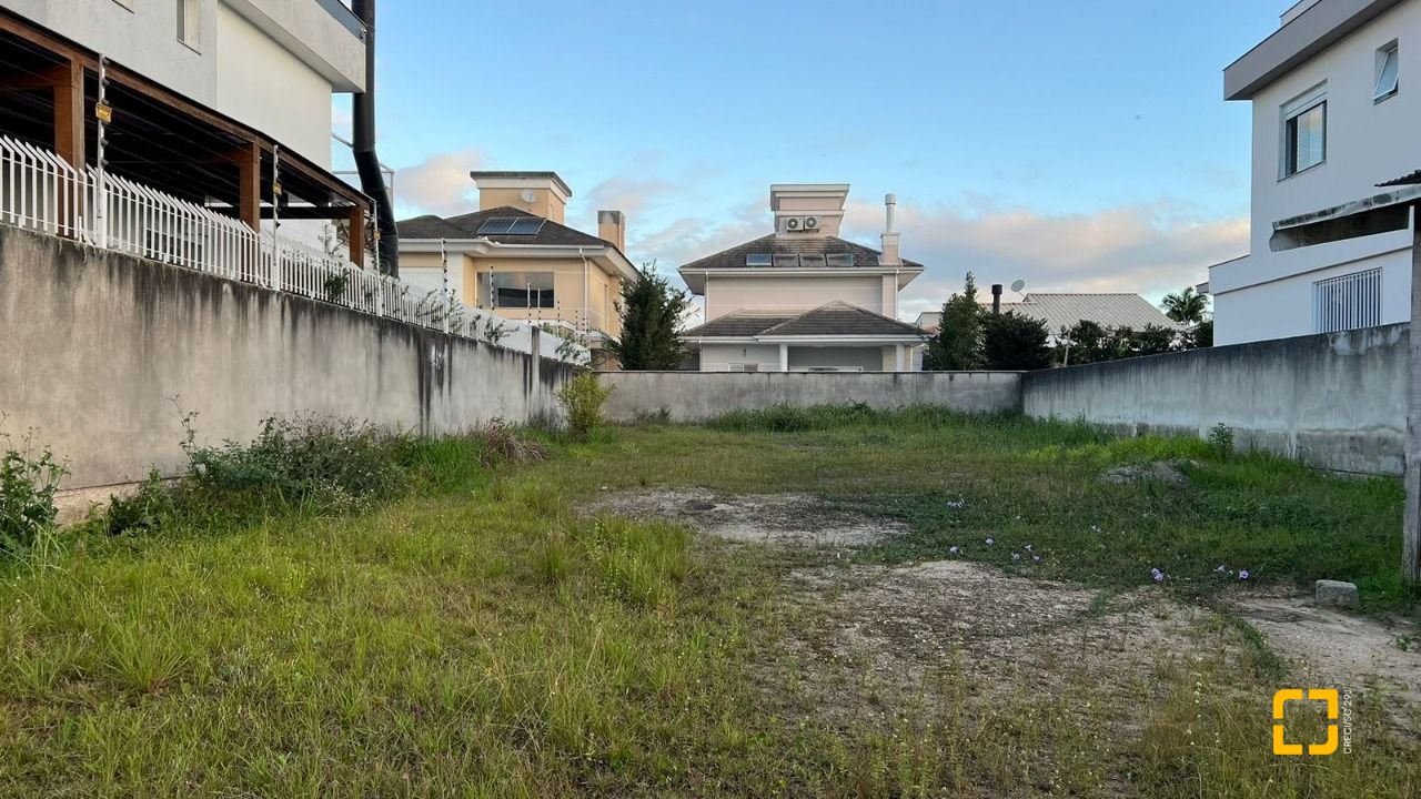 Terreno com 360m², no bairro Carianos em Florianópolis