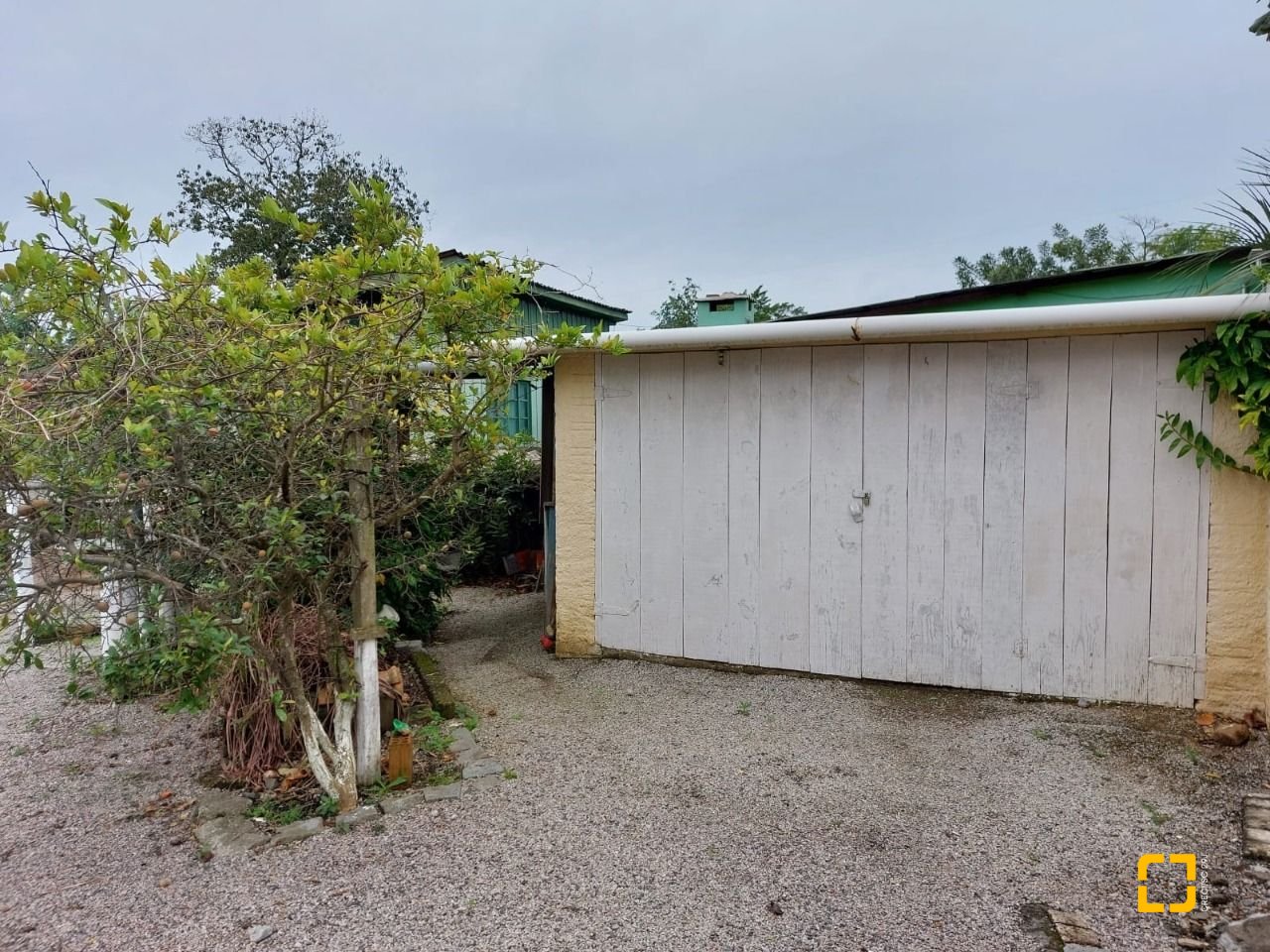 Terreno com 896m², no bairro Ribeirão da Ilha em Florianópolis