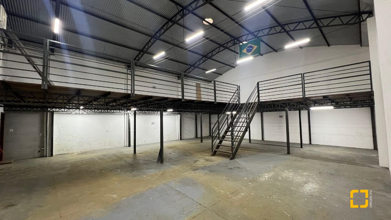 Galpão com 450m², no bairro Barreiros em São José