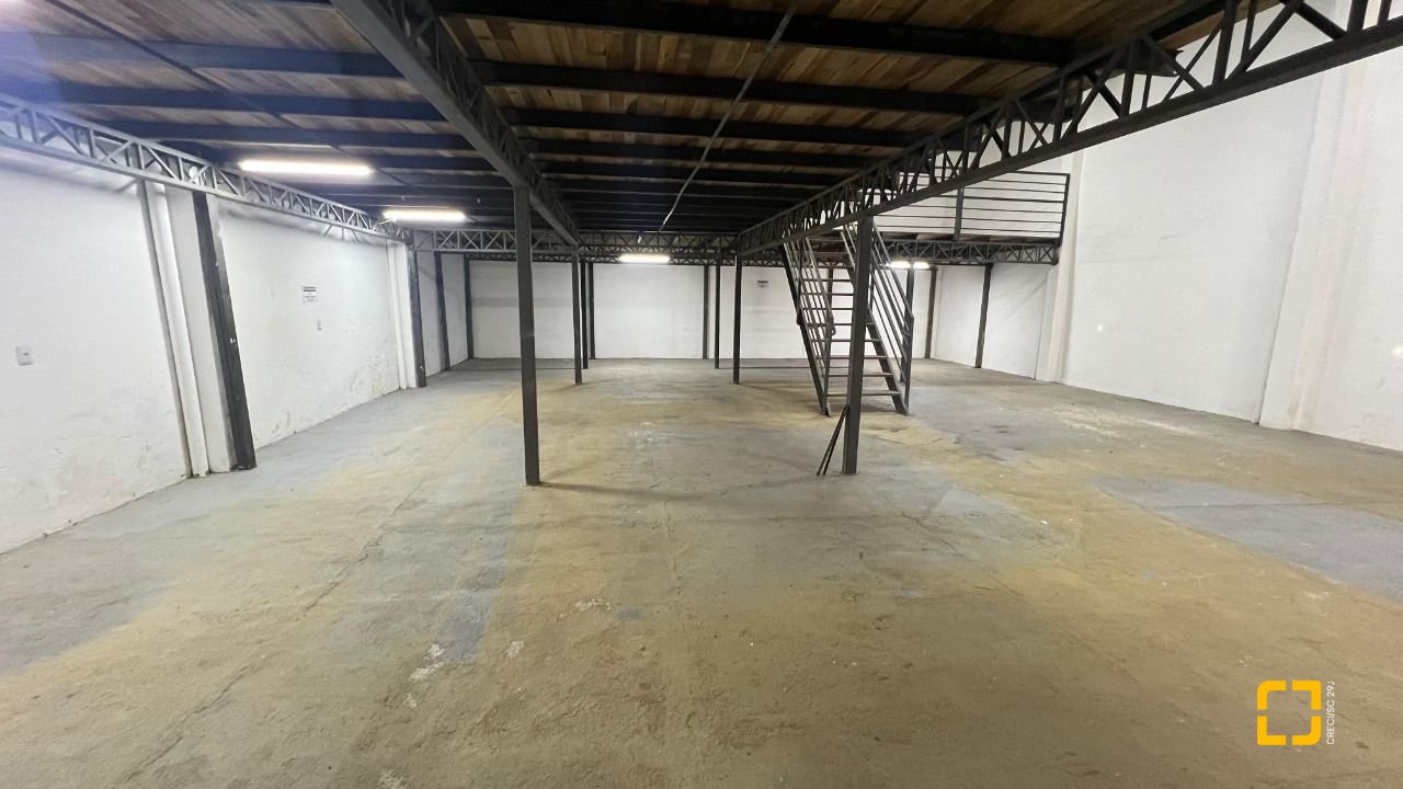 Galpão com 450m², no bairro Barreiros em São José