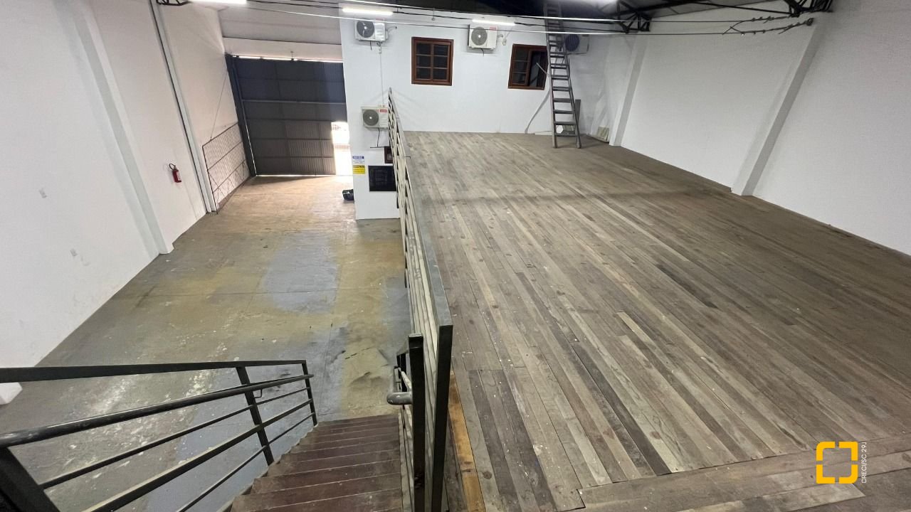 Galpão com 450m², no bairro Barreiros em São José
