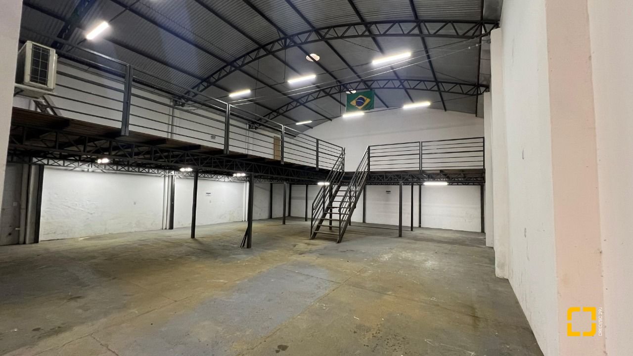 Galpão com 450m², no bairro Barreiros em São José