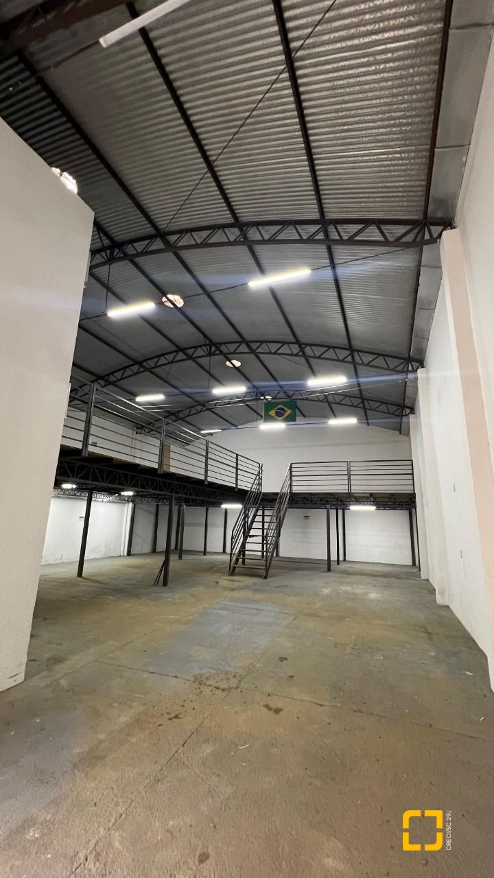 Galpão com 450m², no bairro Barreiros em São José