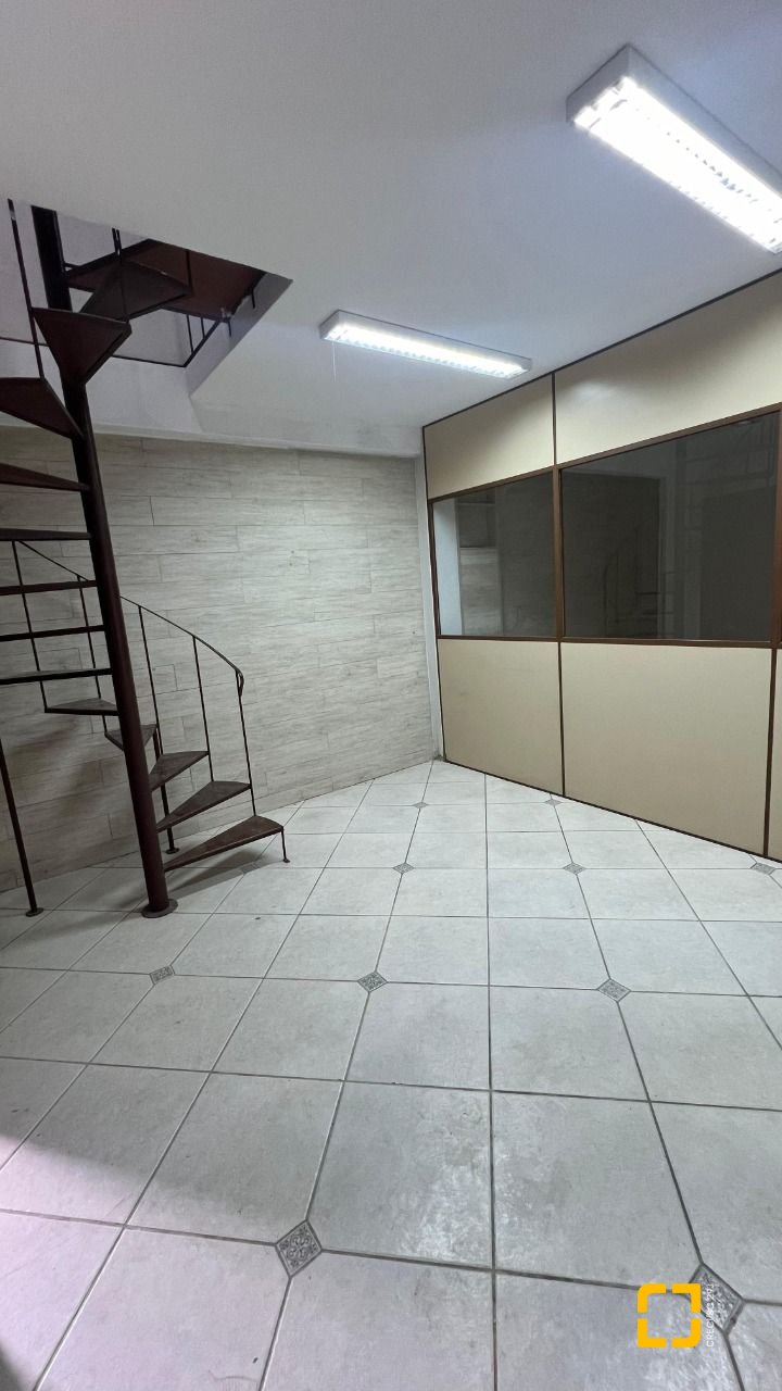 Galpão com 450m², no bairro Barreiros em São José