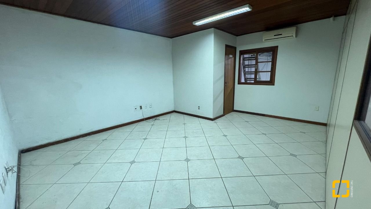 Galpão com 450m², no bairro Barreiros em São José