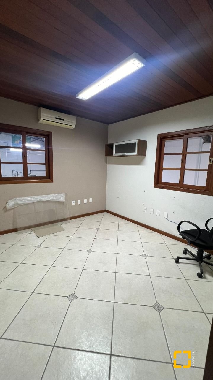 Galpão com 450m², no bairro Barreiros em São José