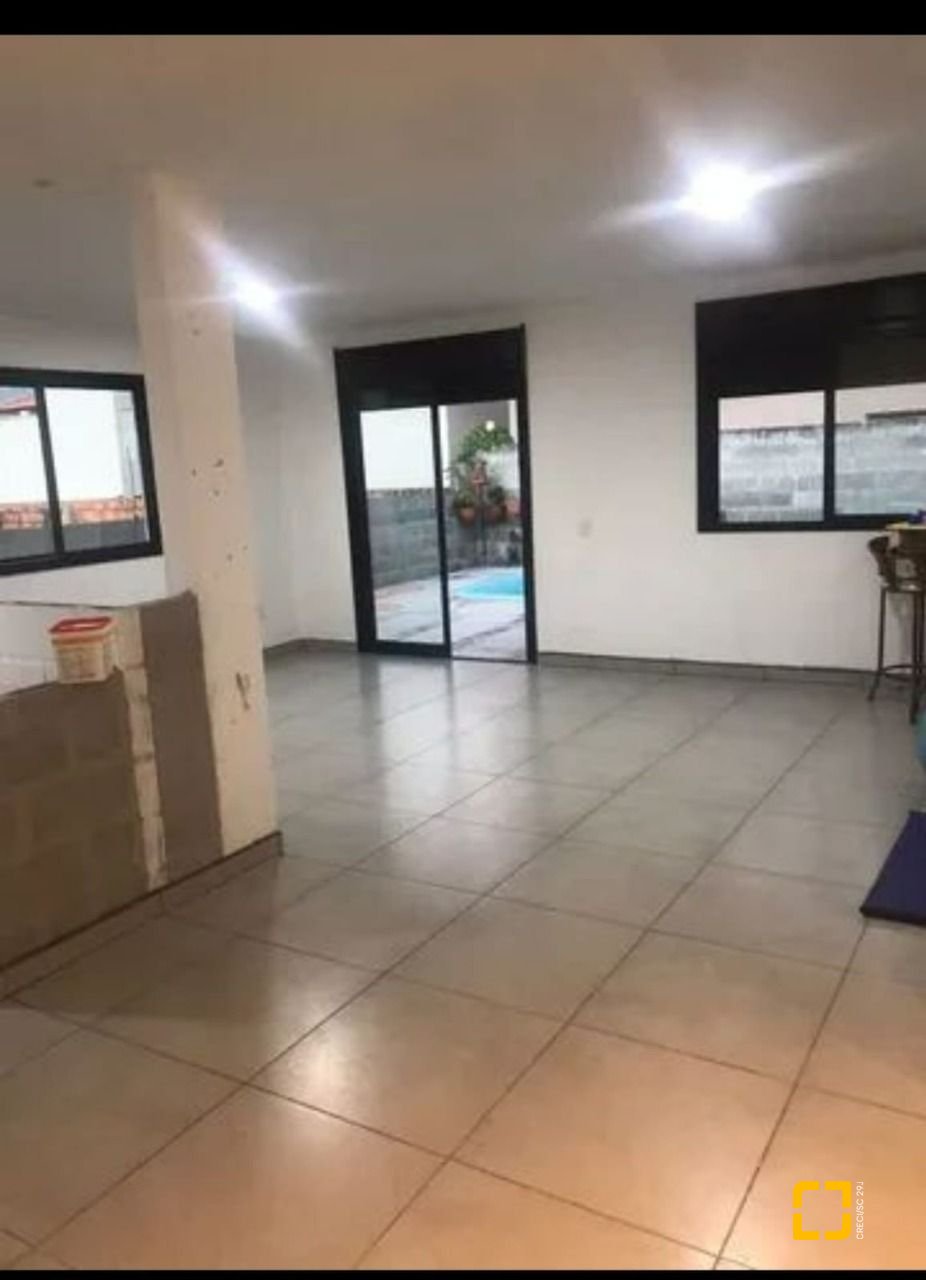 Casa com 180m², 2 quartos (sendo 2 suítes), 3 garagens, no bairro Ratones em Florianópolis