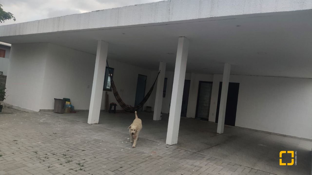 Casa com 180m², 2 quartos (sendo 2 suítes), 3 garagens, no bairro Ratones em Florianópolis