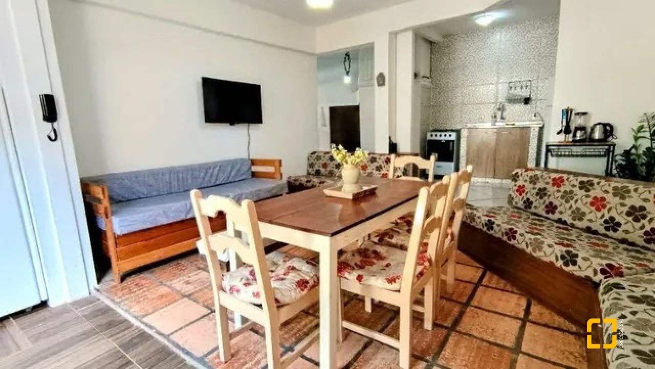 Hotel com 490m², 13 quartos (sendo 3 suítes), 2 garagens, no bairro Canasvieiras em Florianópolis