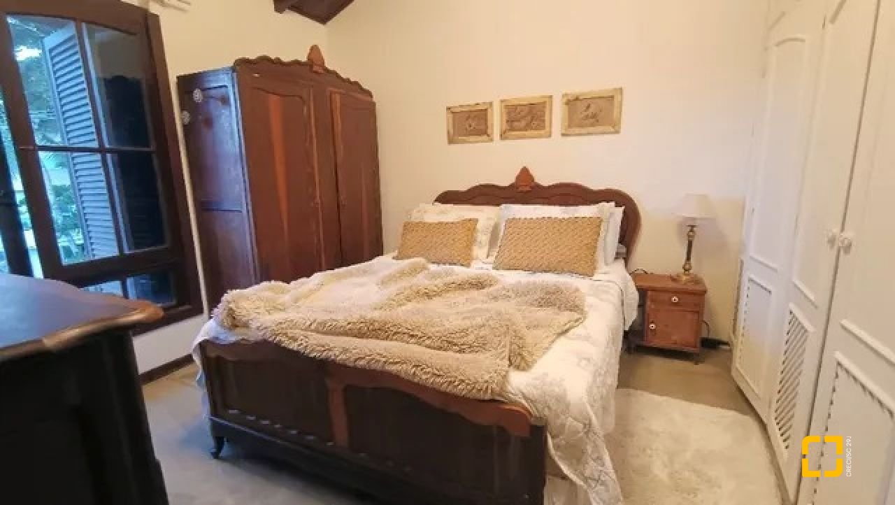 Hotel com 490m², 13 quartos (sendo 3 suítes), 2 garagens, no bairro Canasvieiras em Florianópolis
