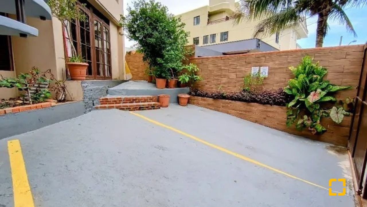 Hotel com 490m², 13 quartos (sendo 3 suítes), 2 garagens, no bairro Canasvieiras em Florianópolis